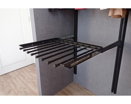 Гардеробная небольшая с выдвижной брючницей